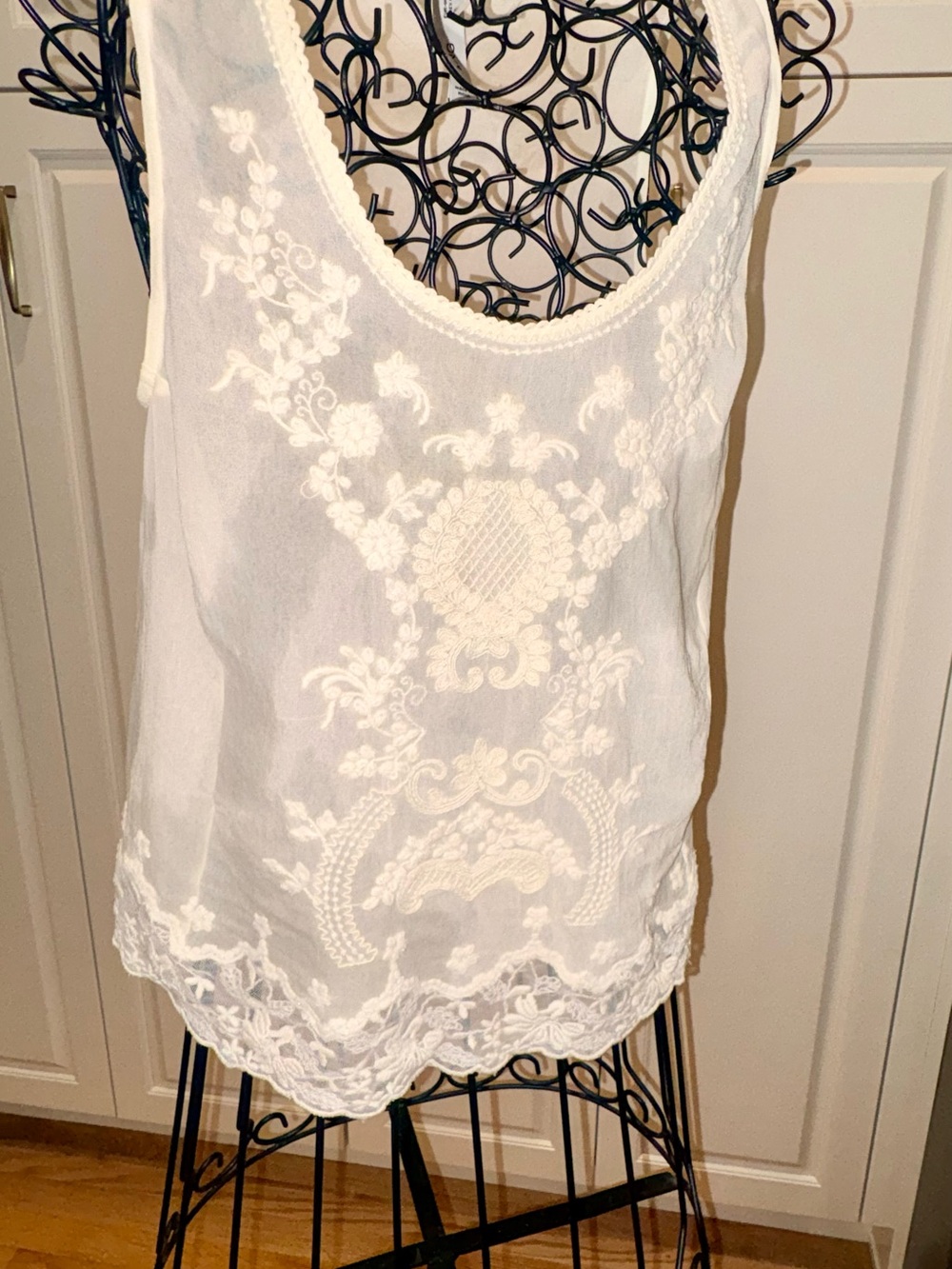 Ming Wang White Embroidered Sleeveless Camisole